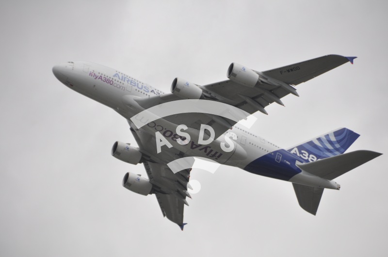 Airbus A380 at flying display in Farnborough