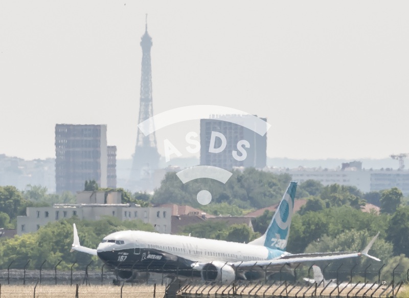 B737 MAX9 first landing in Paris