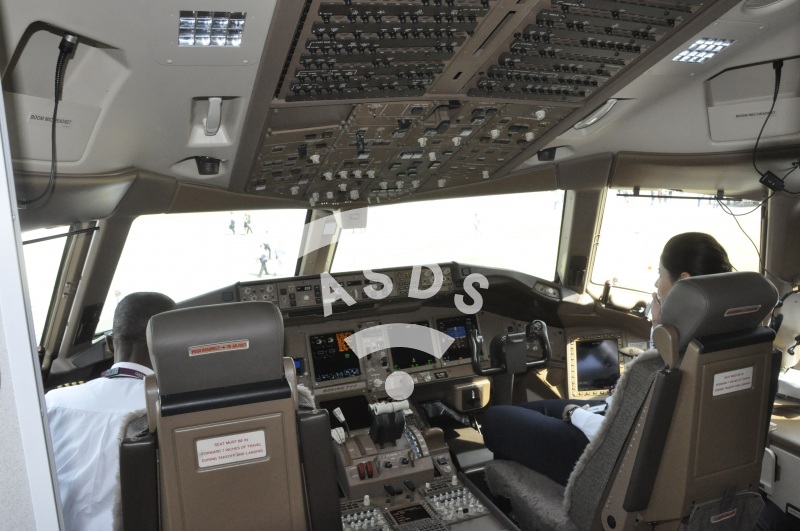 B777-300ER Qatar Airways cockpit