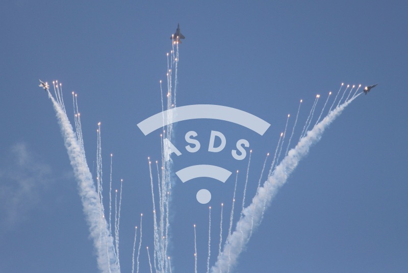 RSAF F-15SG and F-16D releasing flares at Singapore Airshow