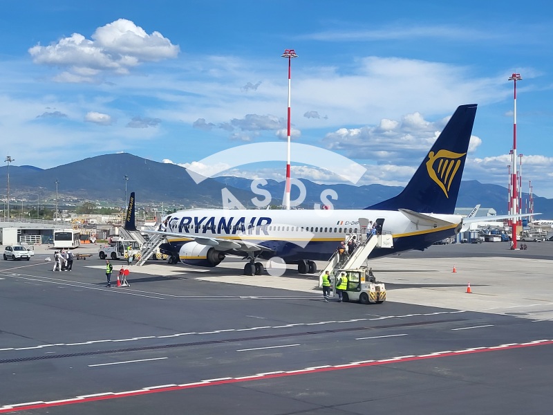 Ryanair 737 at Thessaloniki Airport 